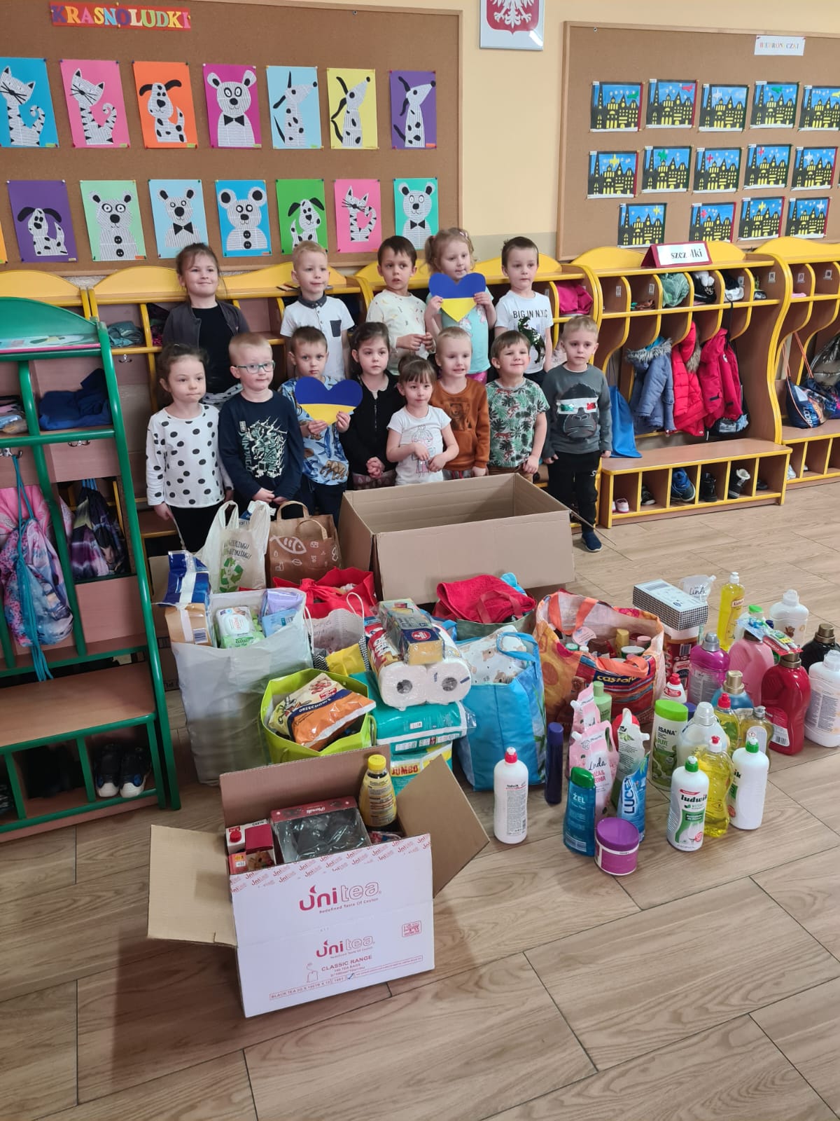 Dzieci z grupy krasnoludki stoją z darami dla uchodźców z Ukrainy