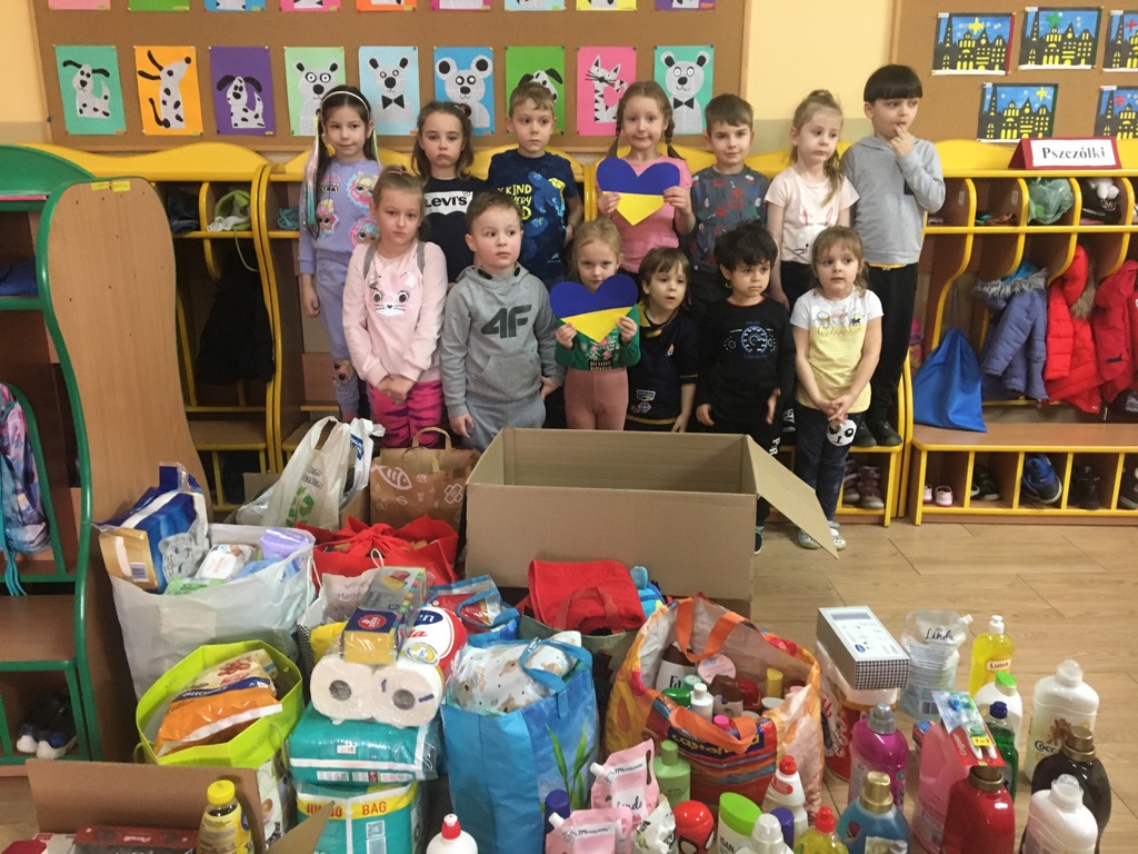 Dzieci z grupy Biedronki  stoją z darami dla uchodźców z Ukainy