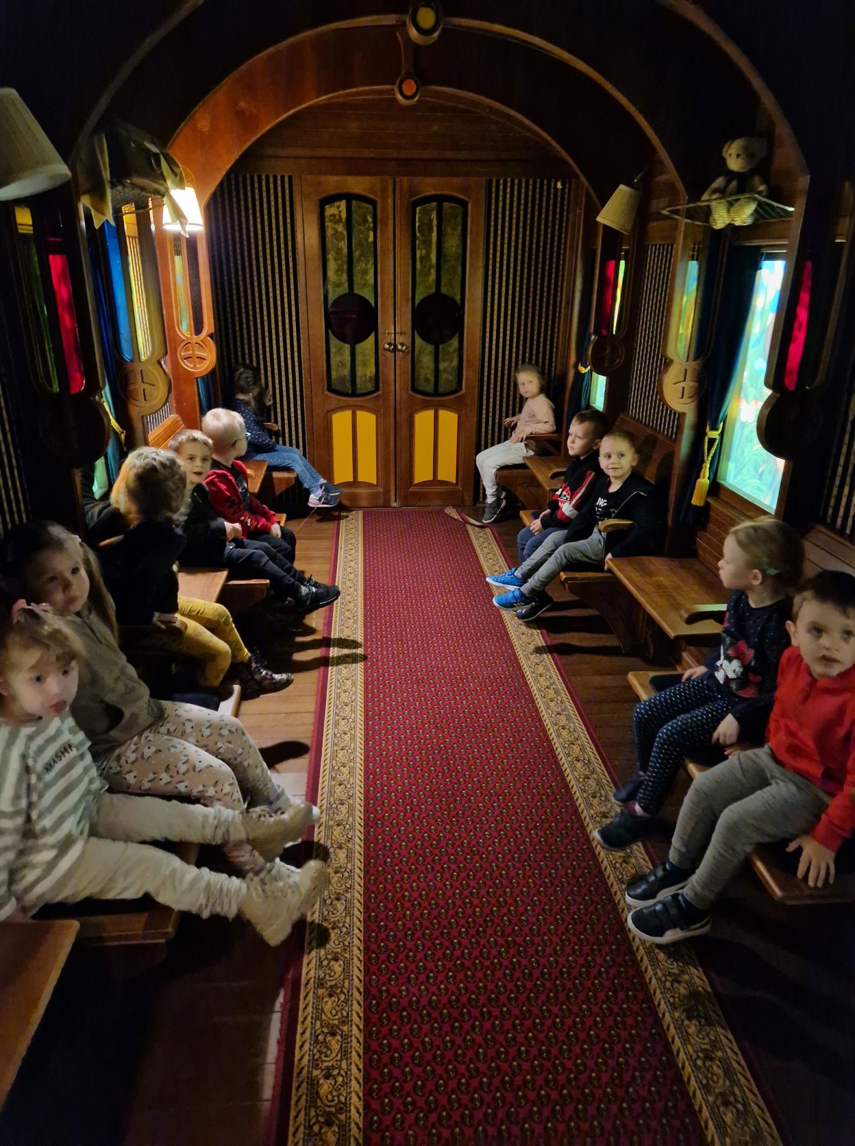 Dzieci siędzą w wagonie "Zaczarowanwgo pociągu"