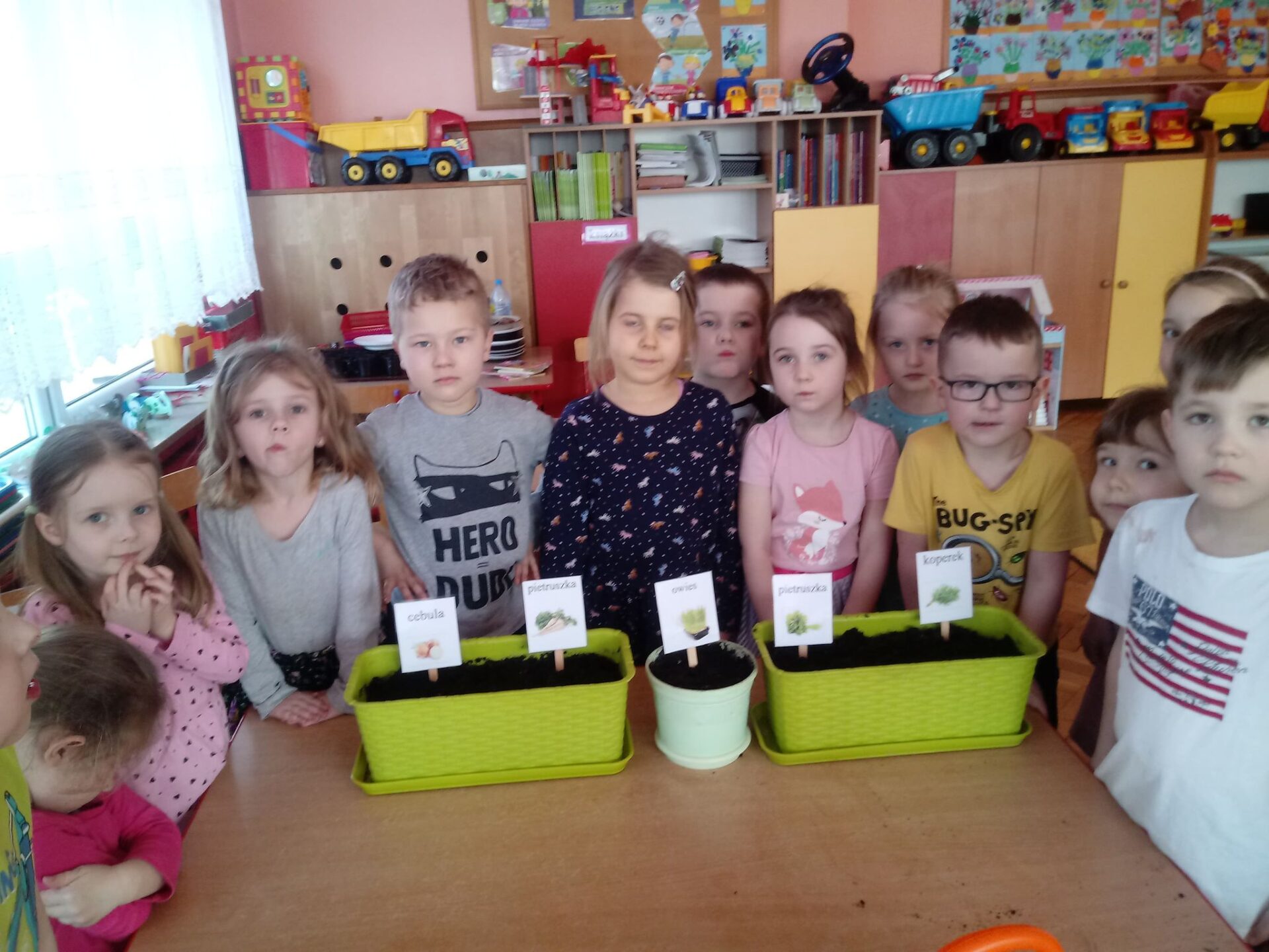 Przedszkolaki prezentują swój mały warzywniak