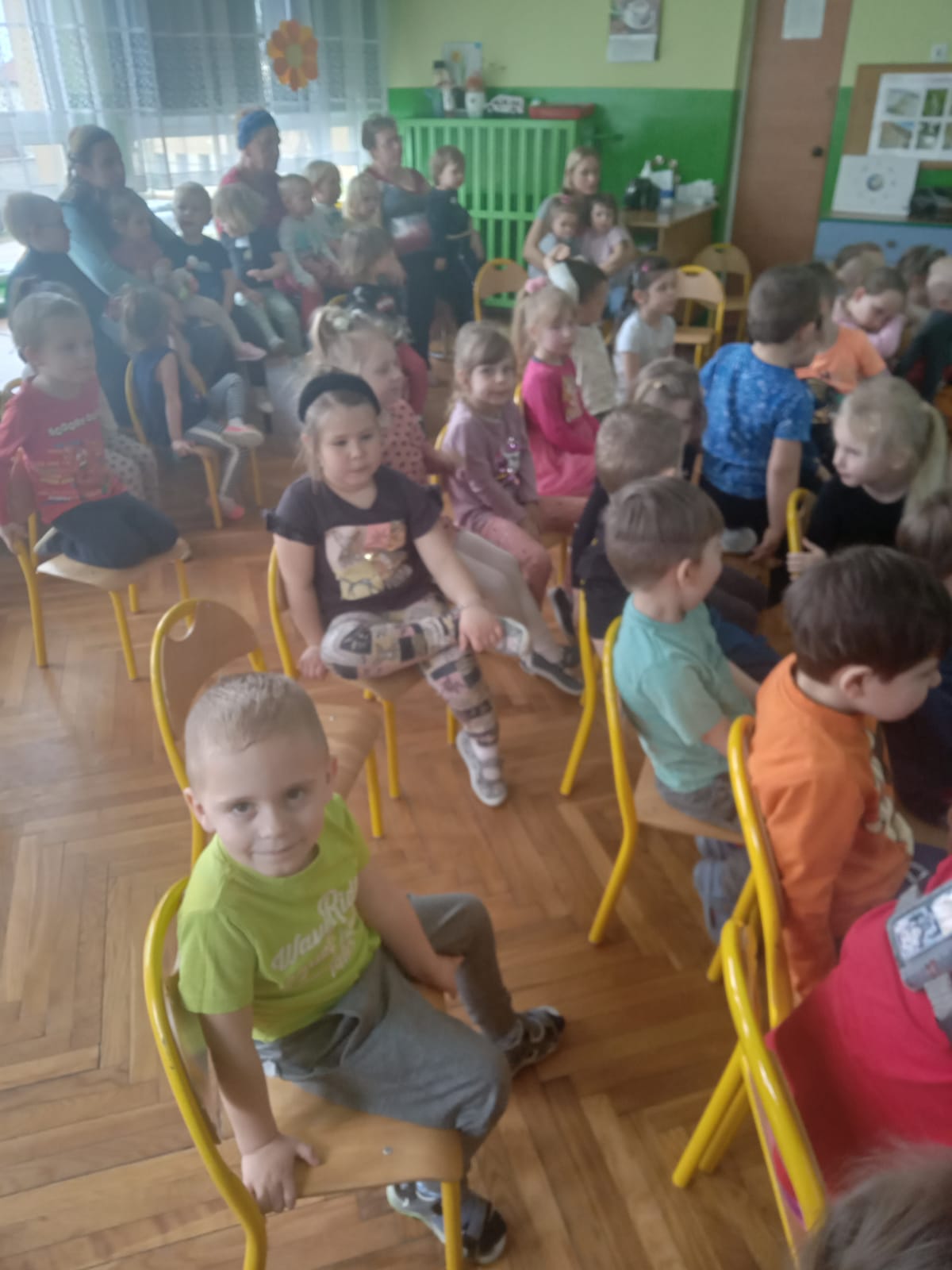 grupa dzieci ogląda przedstawienie cyrkowe