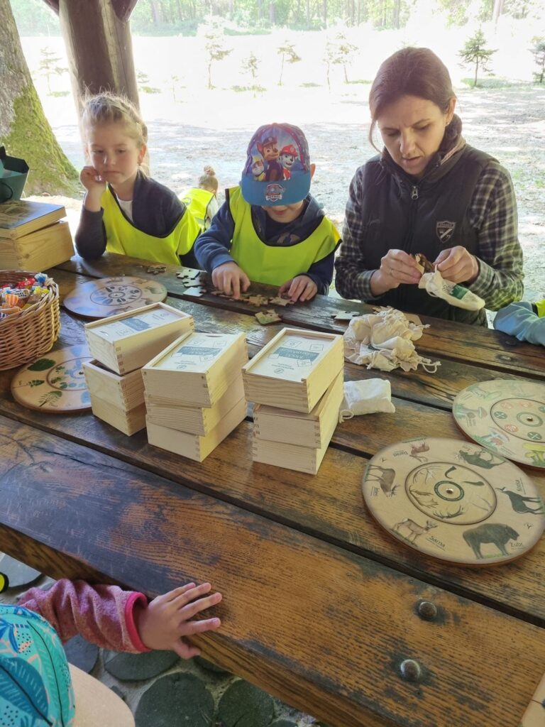 Dzieci układają puzle