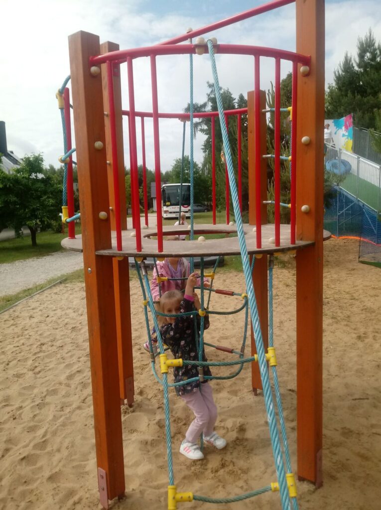 Dziewczynka bawi się na placu zabaw