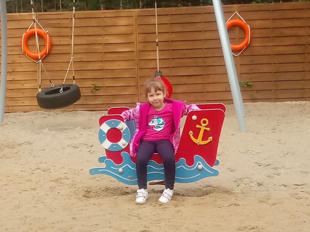 Dziewczynka bawi się na placu zabaw
