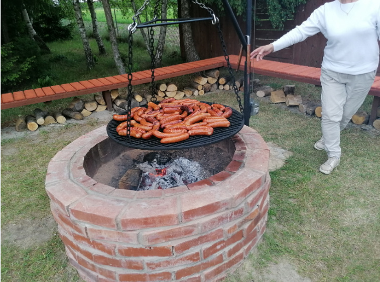 Przygotowywanie kiełbasek na grillu