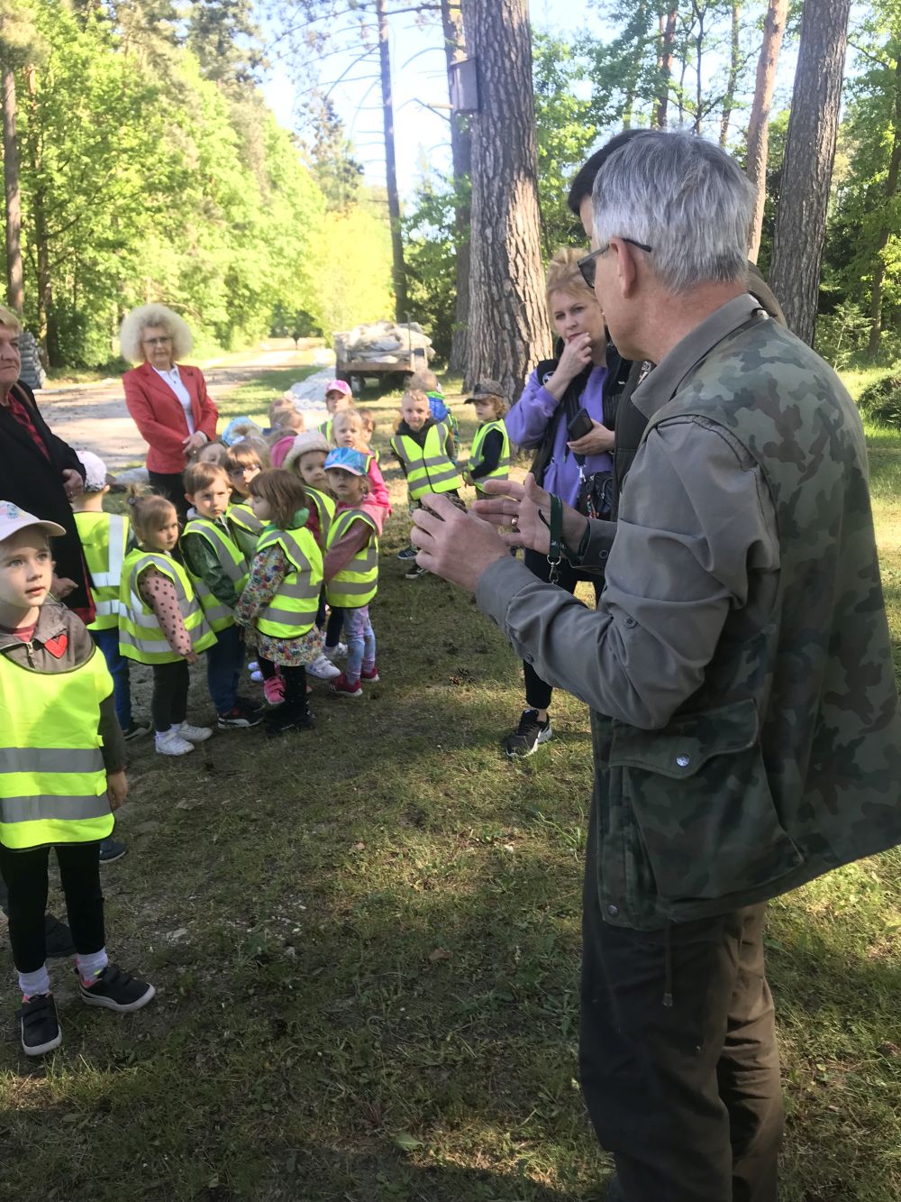 Dzieci słuchają opowieści leśniczego