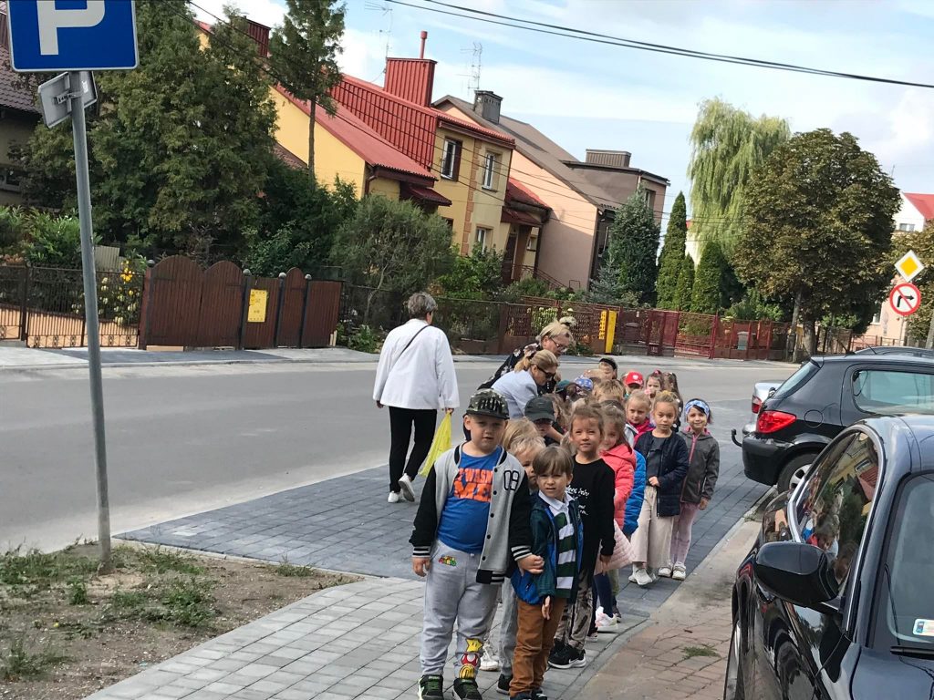 Dzieci obserwują ruch uliczny.