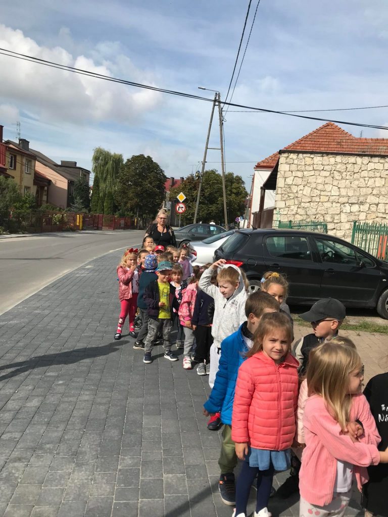 Dzieci obserwują ruch uliczny.