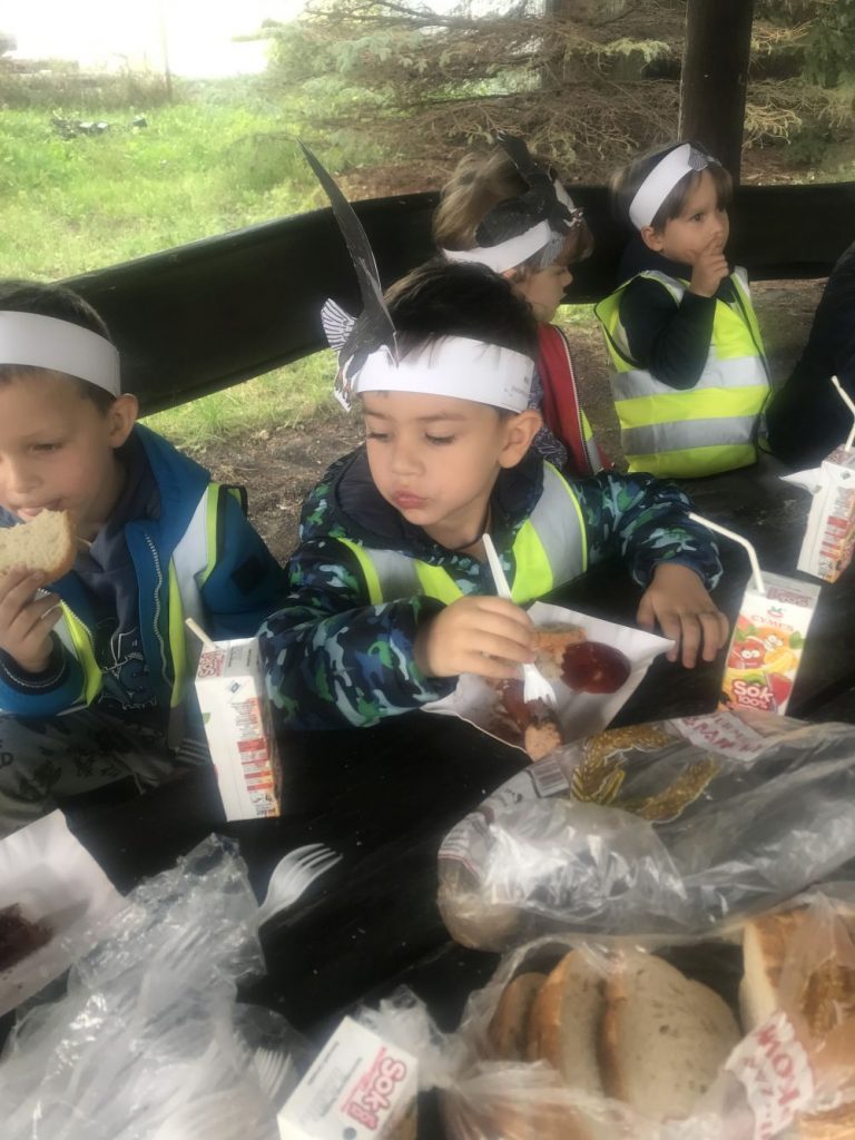 Dzieci jedzą kiełbaskę z grilla
 