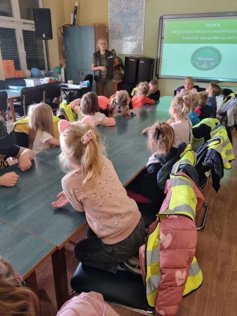 Przedszkolaki słuchają informacji  o ciekawych miejscach  w Świętokrzyskim i Nadnidziańskim  Parku Krajobrazowym
