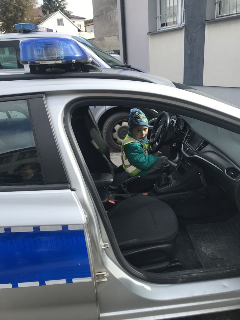 Krasnoludki poznają wyposażenie samochodów policyjnych.