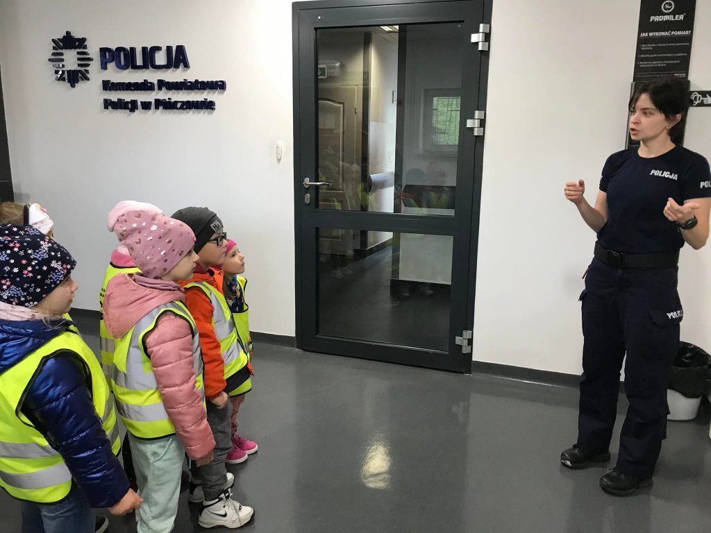 Dzieci słuchają policjantki.