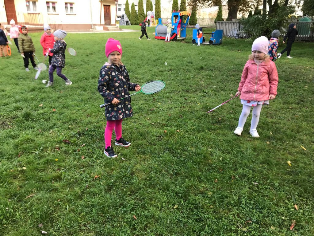 Dzieci przygotowują się do gry.