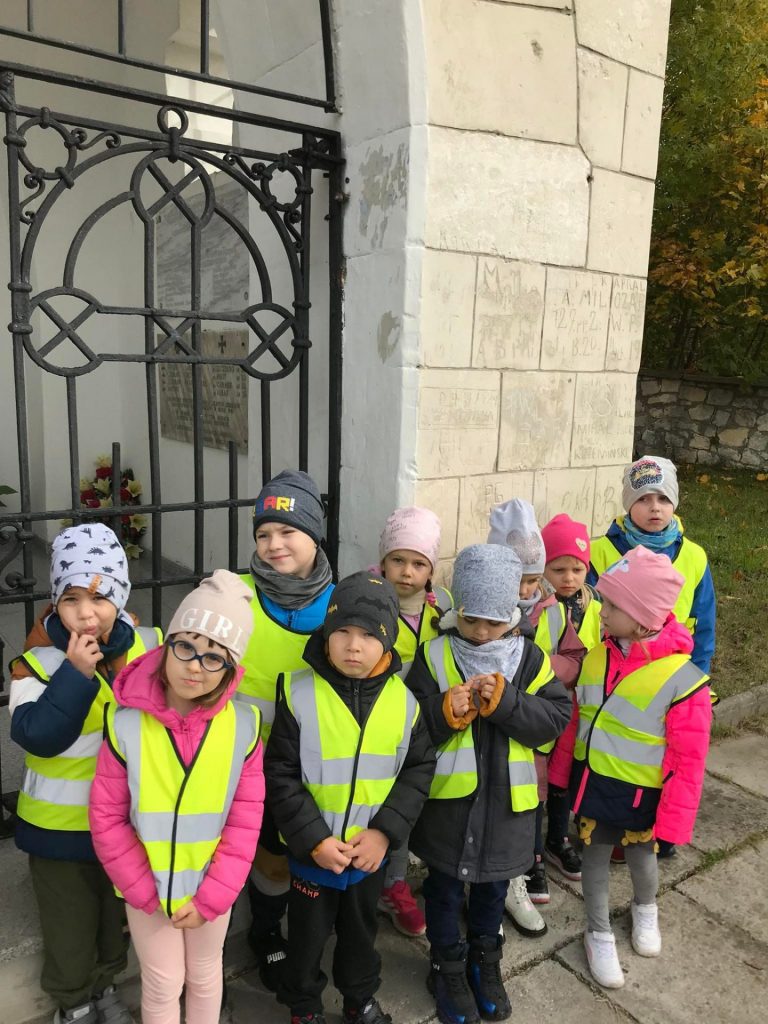 Dzieci stoją przy kaplicy.