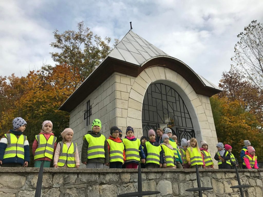 Dzieci stoją przed kaplicą.