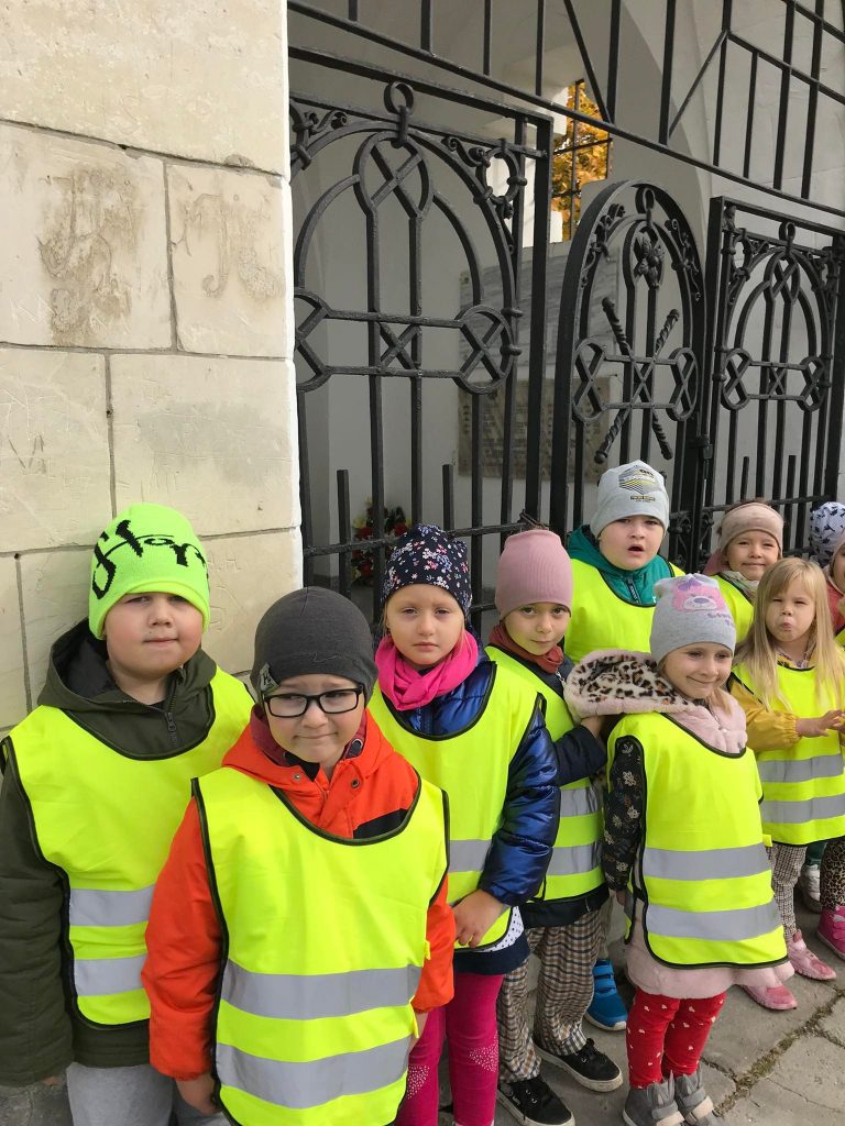 Dzieci stoją przed kaplicą.