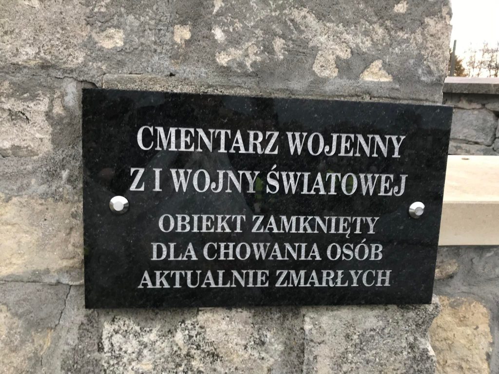 Tablica informacyjna na cmentarzu.