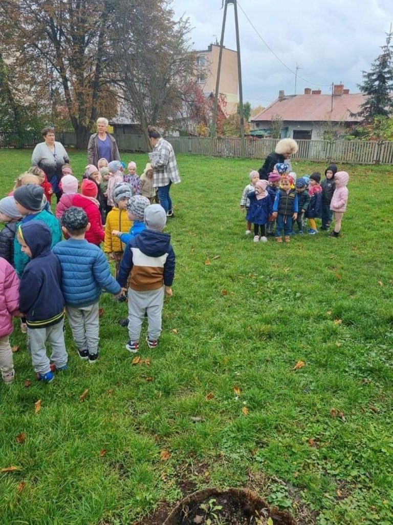 Dzieci po opuszczeniu budynku przedszkola na placu zabaw. 