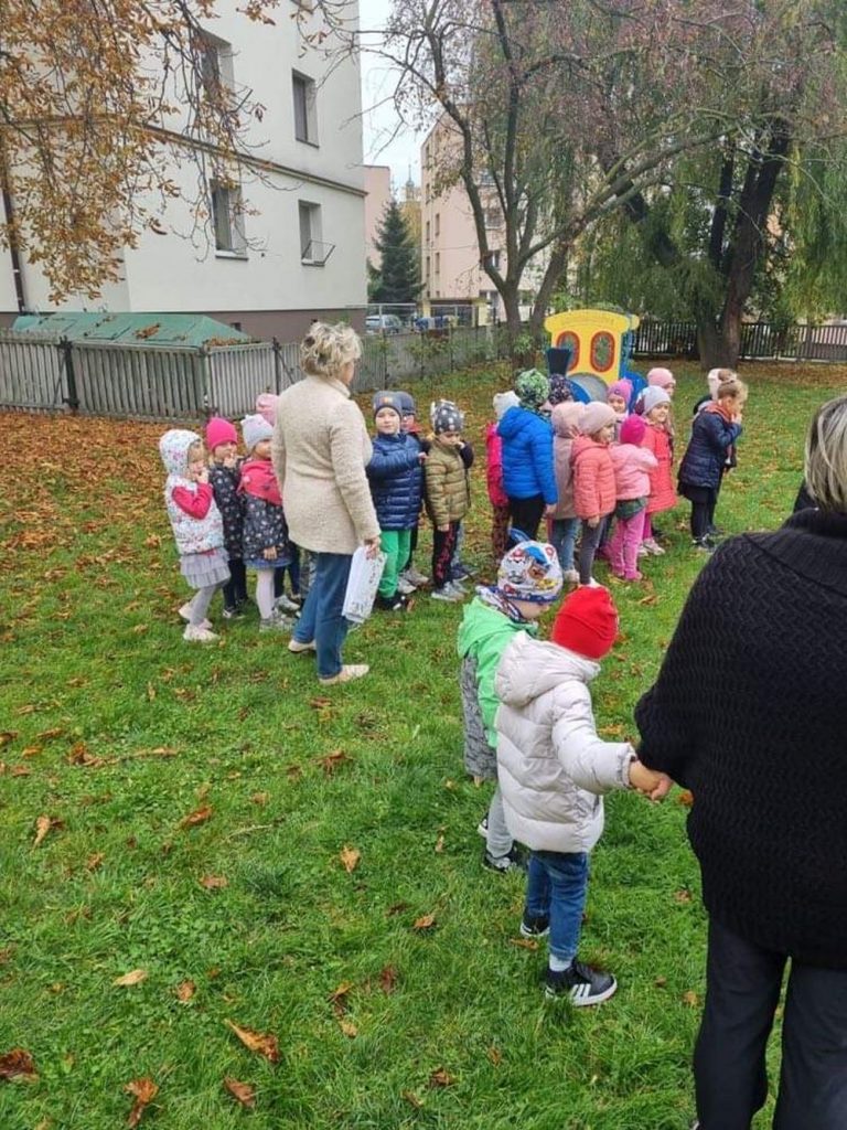 Dzieci po opuszczeniu budynku przedszkola na placu zabaw. 