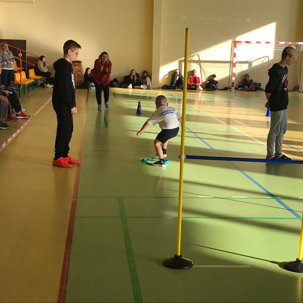 Dzieci biorą udział w zawodach.