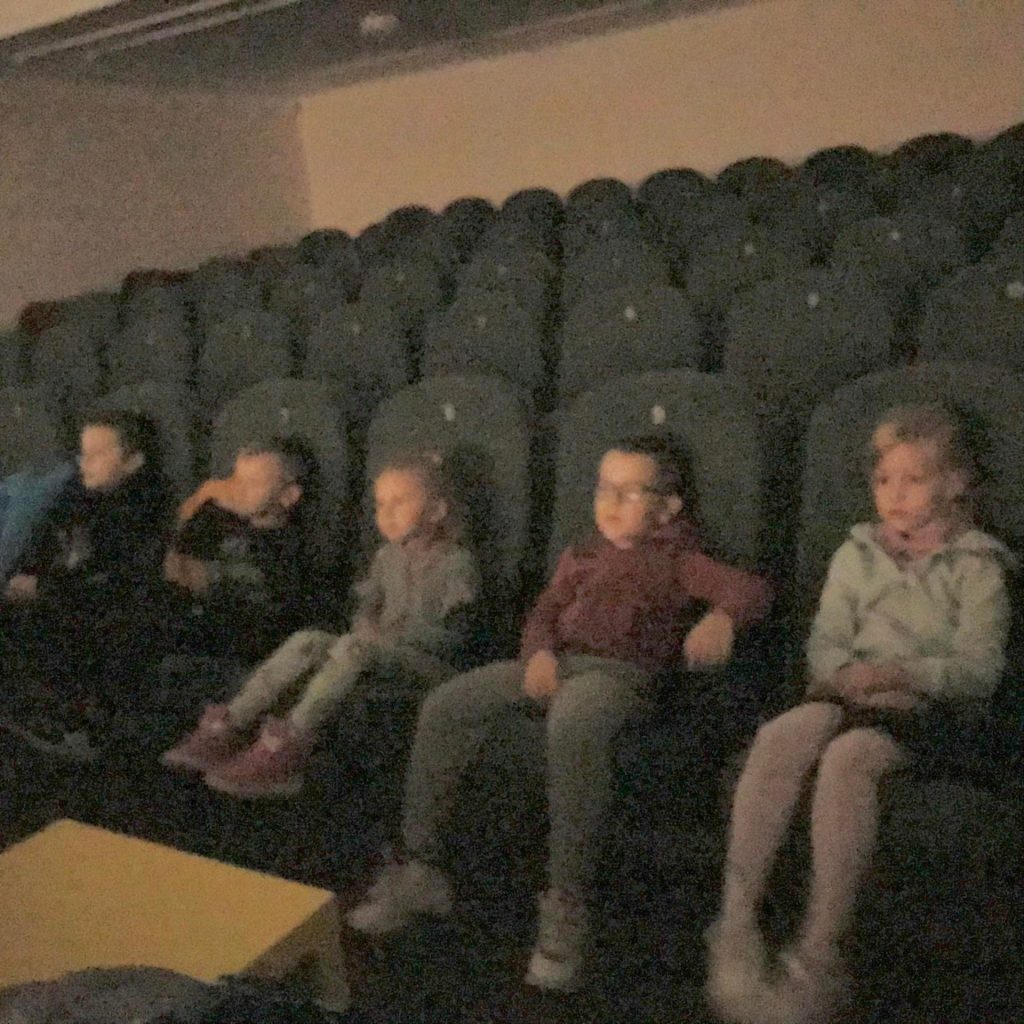 Dzieci oglądają film animowany.