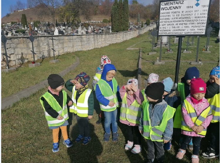 Dzieci na cmentarzu wojennym