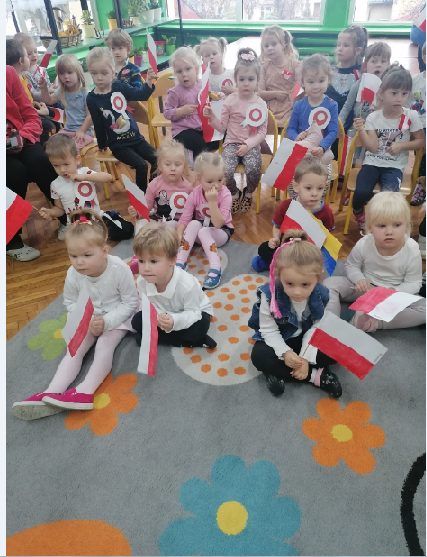 Dzieci oglądają uroczystość z okazji Święta Niepodległości