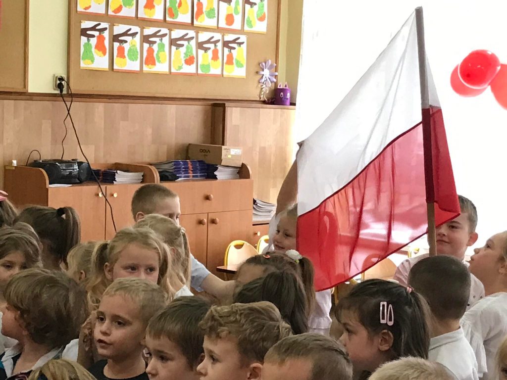 Dziewczynka macha flagą Polski. 