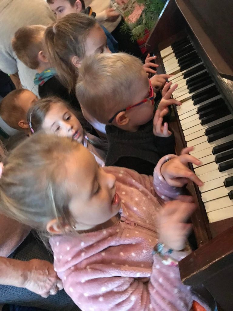 Dzieci grają na pianinie.