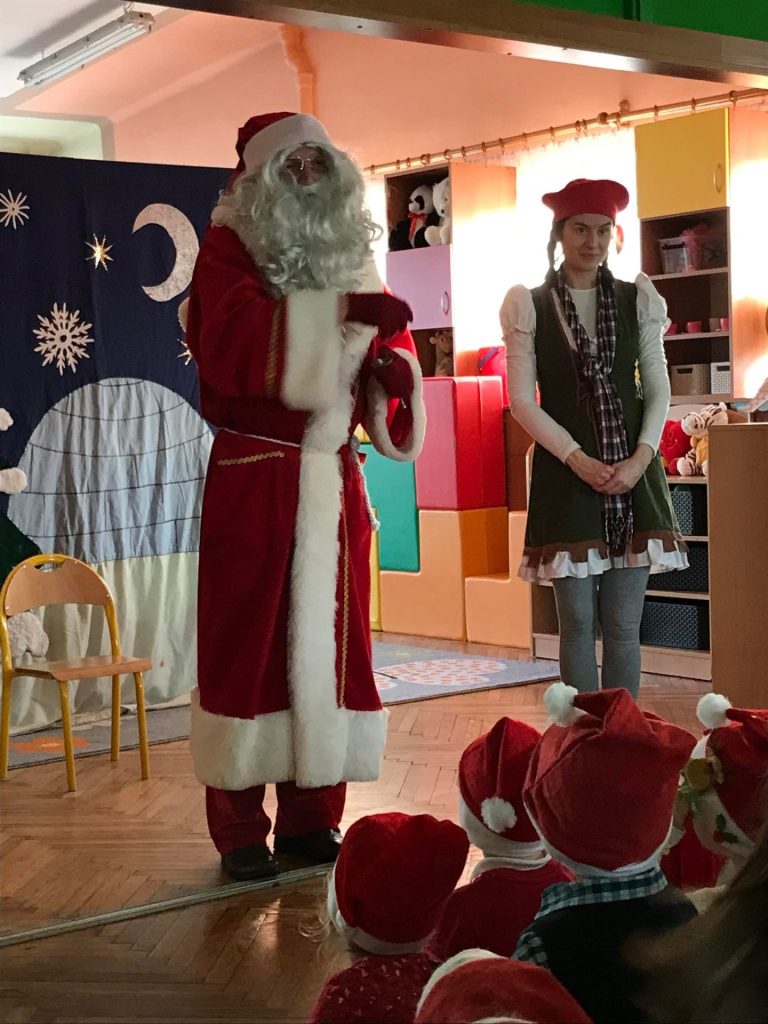 Święty Mikołaj mówi do dzieci.