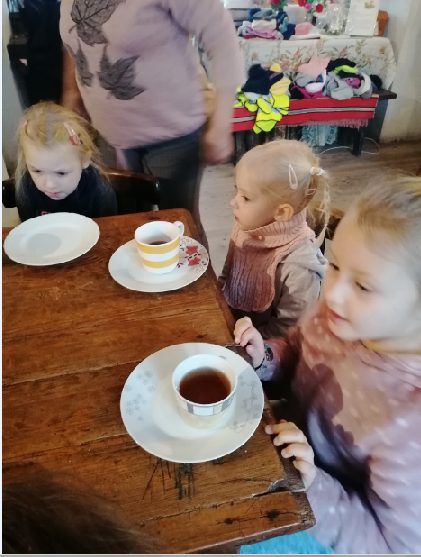 Dziewczynki piją herbatę