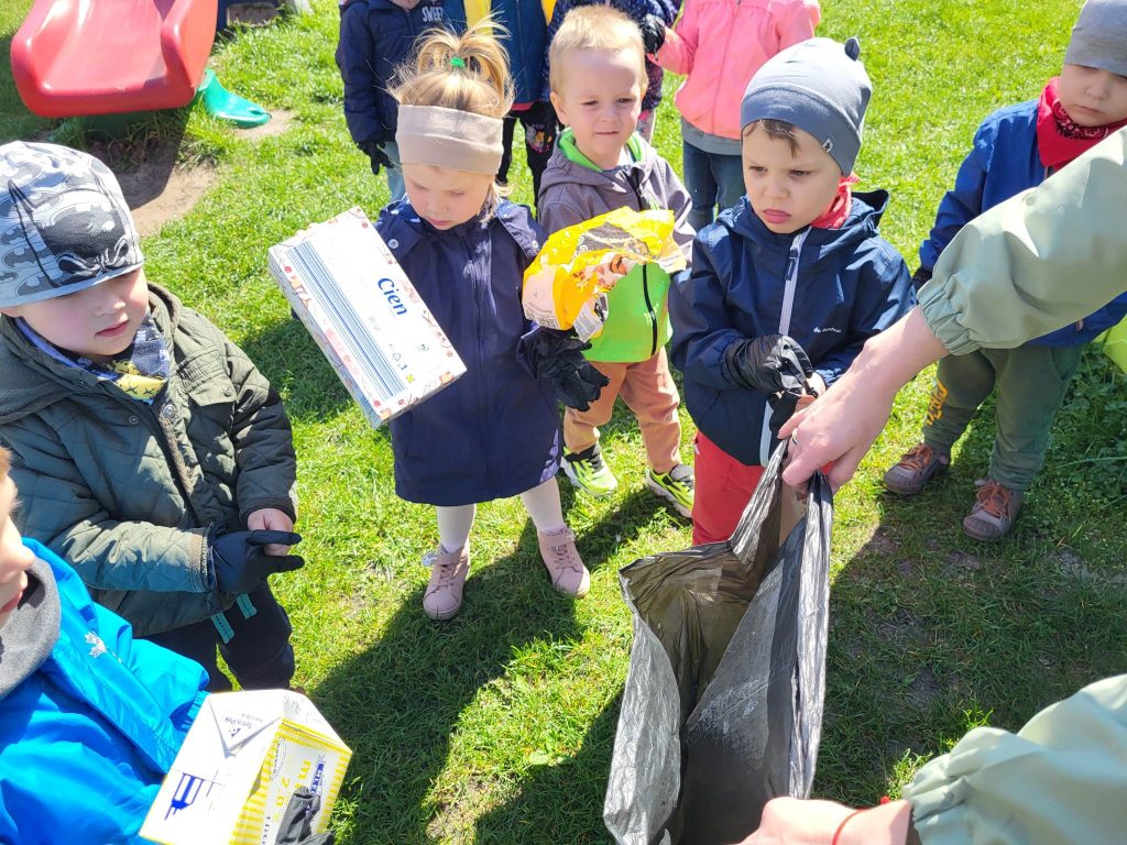 Dzieci zbierają i segregują śmieci