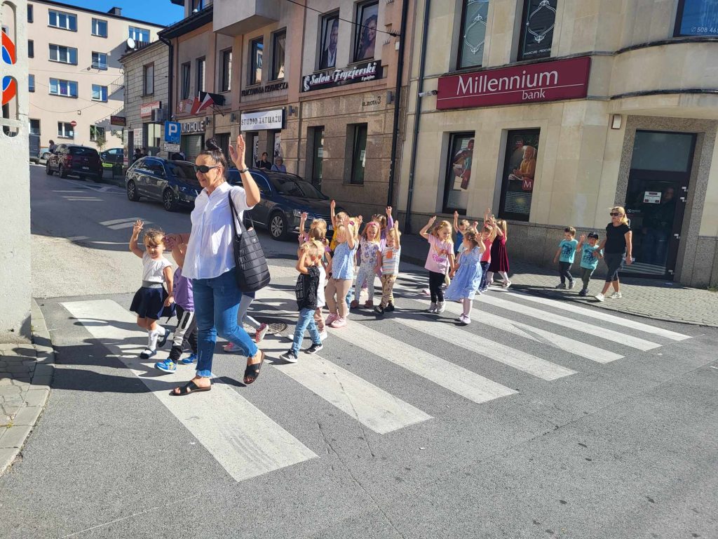 Przedszkolaki z Panią przechodzą przez przejście dla pieszych
