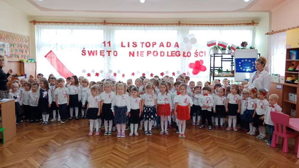 Wspólne odśpiewanie Hymnu Polski pt. "Mazurek Dąbrowskiego" przez całą społeczność Przedszkola Nr 2 w Pińczowie