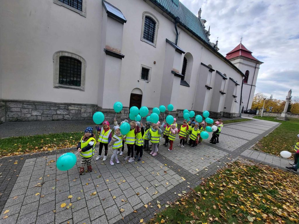 Przedszkolaki z balonikami w drodze do PSCK