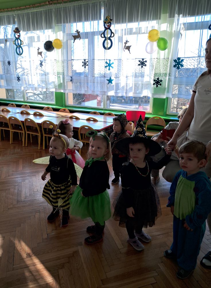 Żabki w kolorowych strojach wesoło bawią się na Balu Karnawałowym w Przedszkolu Nr 2 w Pińczowie