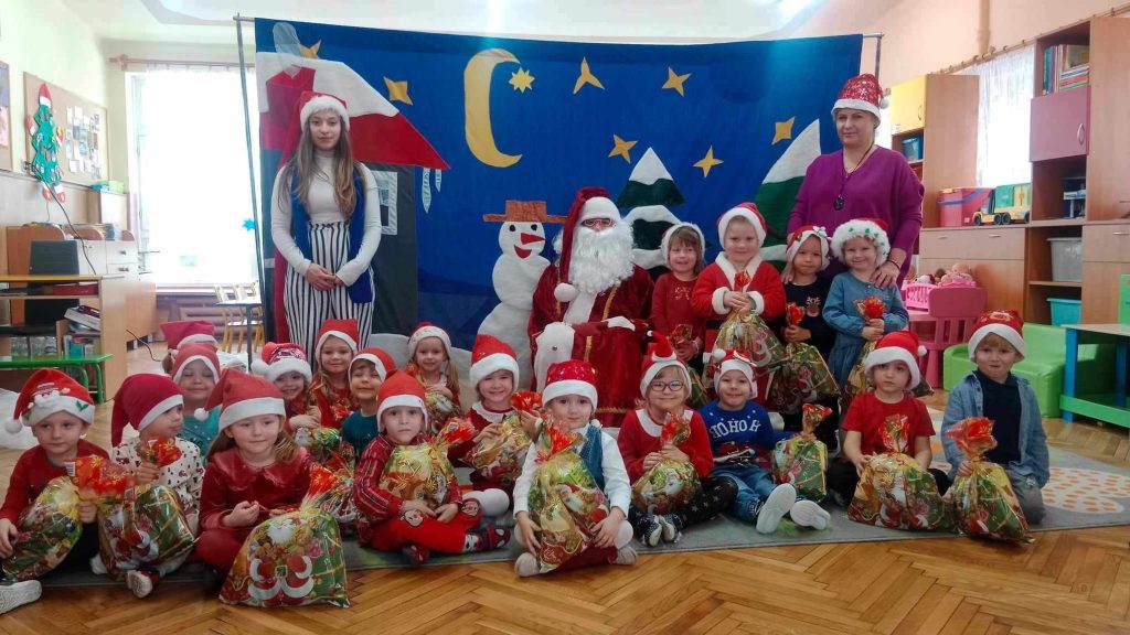 Przedszkolaki z św. Mikołajem