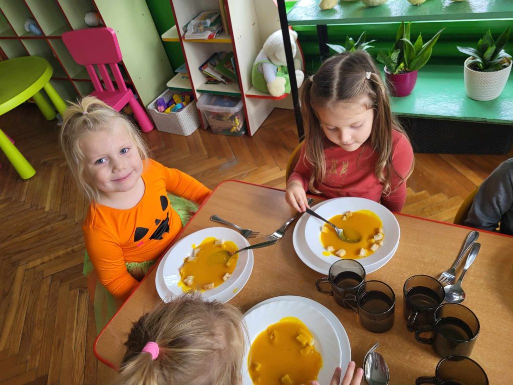 dzieci jedzą zupę dyniową