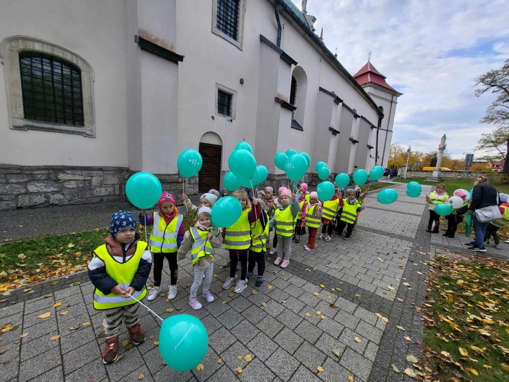 Przedszkolaki z balonikami w drodze do PSCK