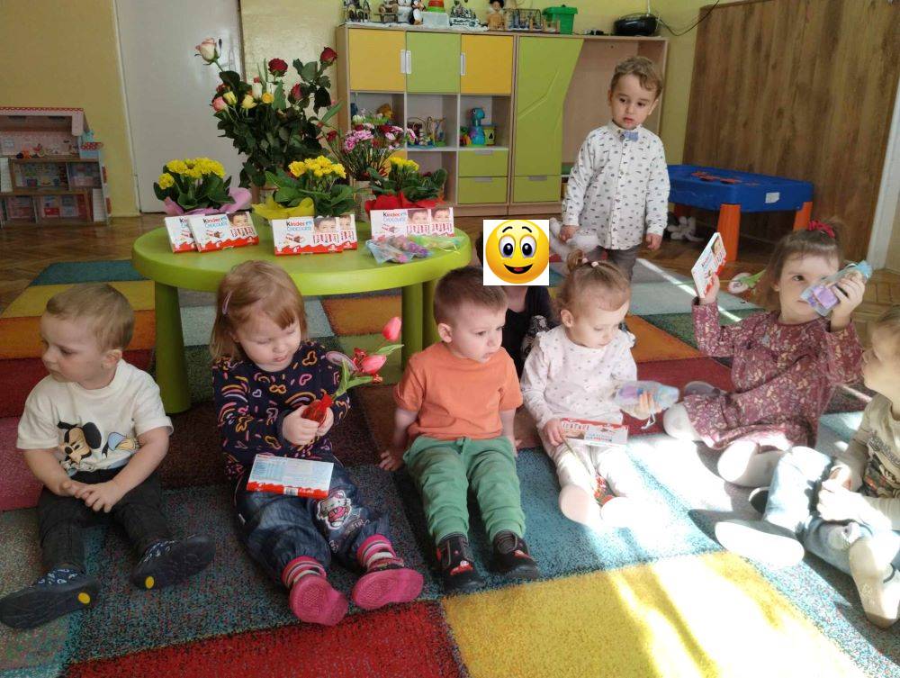 Dzieci z grupy Żabki oglądają wręczone słodkości i prezenty