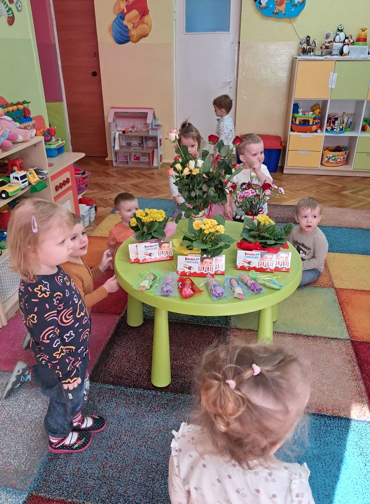 Dzieci z grupy Żabki oglądają wręczone słodkości i prezenty