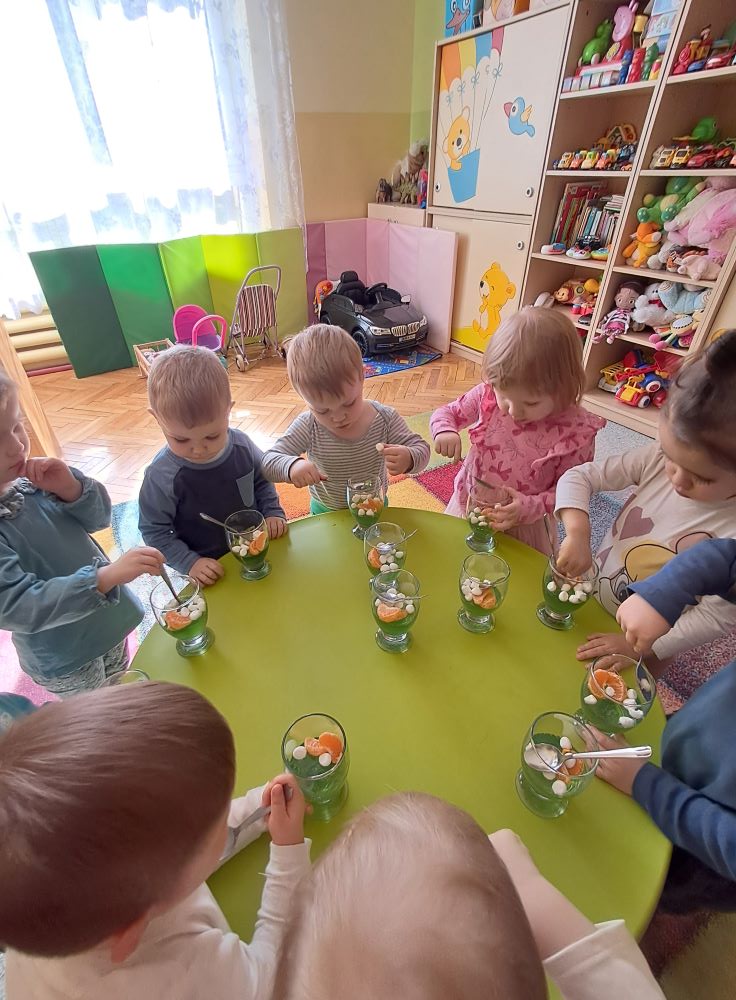 Dzieci z grupy Żabki z wielkim apetytem jedzą pyszne zielone galaretki