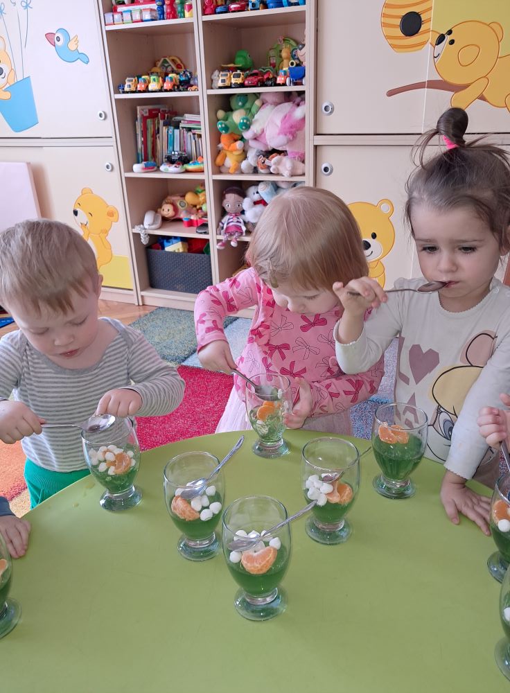 Dzieci z grupy Żabki z wielkim apetytem jedzą pyszne zielone galaretki