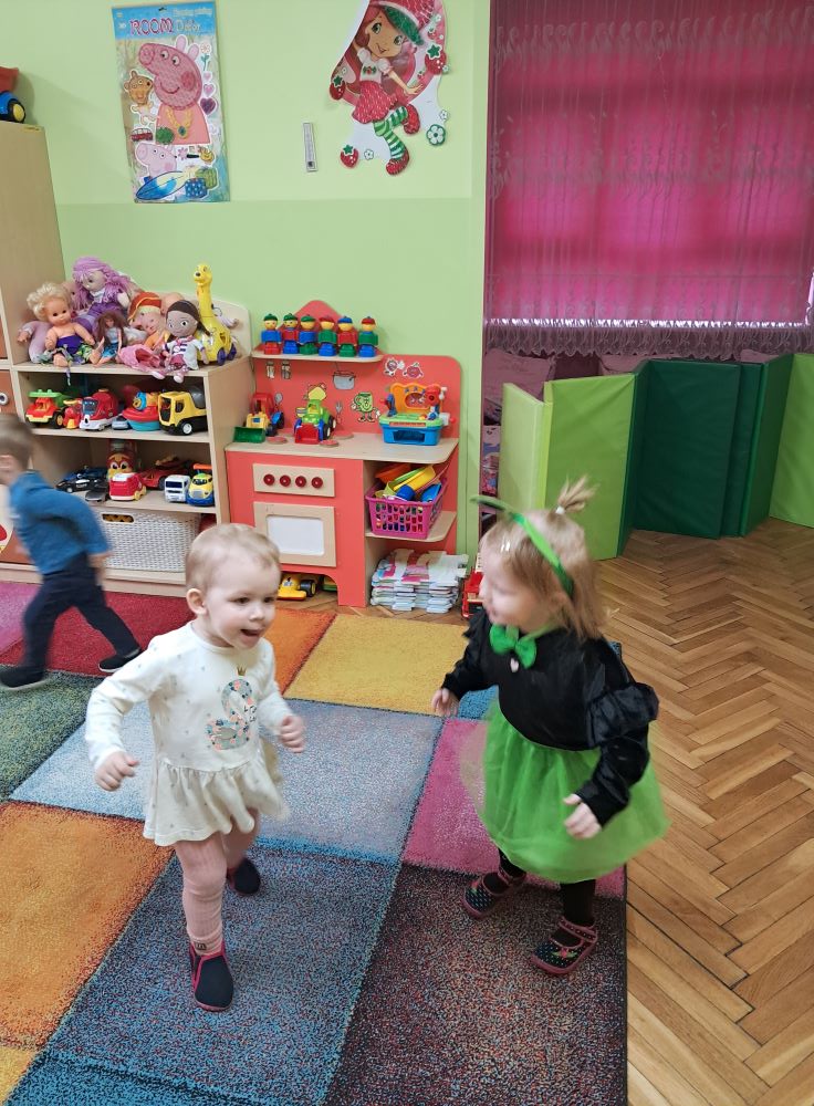 dzieci wesoło tańczą do piosenki o Żabce