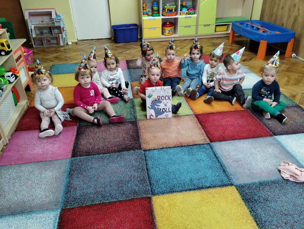 Dzieci z grupy Żabki świętują urodzinki Kazia