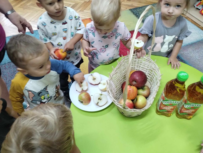 dzieci z grupy żabki poznają jabłko : jego wygląd, smak, kolor oraz próbują jak smakuje sok jabłkowy