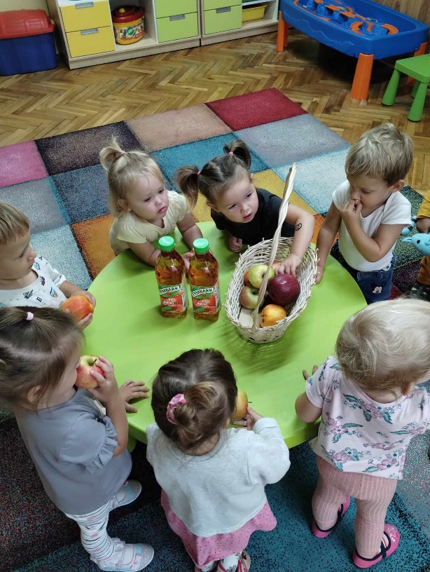 dzieci z grupy żabki poznają jabłko : jego wygląd, smak, kolor oraz próbują jak smakuje sok jabłkowy