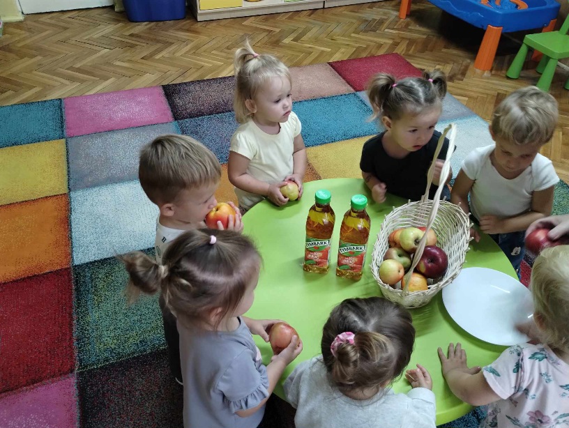 dzieci z grupy żabki poznają jabłko : jego wygląd, smak, kolor oraz próbują jak smakuje sok jabłkowy