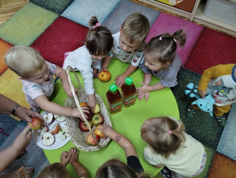 dzieci z grupy żabki poznają jabłko : jego wygląd, smak, kolor oraz próbują jak smakuje sok jabłkowy