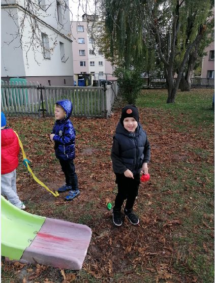 Zabawy dzieci w ogrodzie przedszkolnym